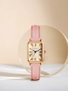 Vue détaillée de la montre à quartz rectangulaire vintage pour femme avec bracelet rose