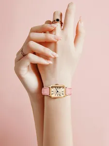 Détail d'une montre vintage LUCKYFOX pour femme avec cadran rectangulaire et bracelet rose
