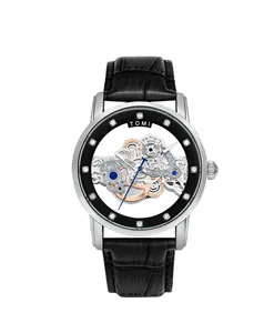 Nahaufnahme der TOMI Herrenuhr mit skelettiertem Zifferblatt und schwarzem Lederarmband