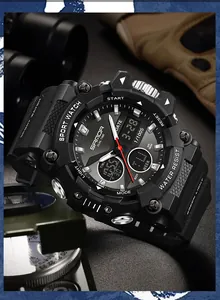 Primo piano della maschile sportiva tattica SANDA impermeabile nera con doppio display