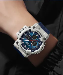 Primo piano di un orologio sportivo multifunzione Sanda bianco e blu indossato al polso