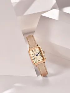 Montre à quartz vintage pour femme avec cadran rectangulaire et bracelet en cuir beige.