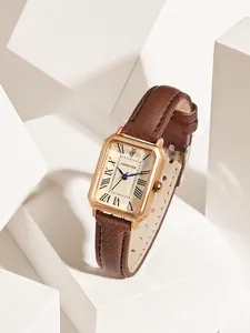 Gros plan d'une petite montre à quartz rectangulaire pour femme avec bracelet en cuir
