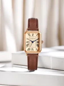Vue détaillée d'une montre dorée vintage de forme rectangulaire avec bracelet en cuir