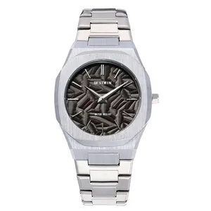 Détail de la montre BESTWIN avec cadran gaufré 3D et lunette argentée élégante