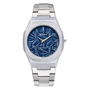 Gros plan d'une montre à quartz pour homme avec un cadran bleu à motifs géométriques