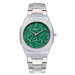 Détail d'une montre à quartz pour homme avec cadran vert texturé et bracelet argenté