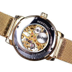 Vista posterior detallada del reloj mecánico esqueleto Forsining con correa dorada