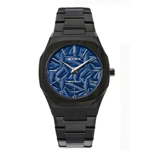 Gros plan montre homme BESTWIN avec cadran bleu gaufré et bracelet noir