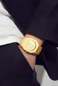Gros plan sur la montre d'affaires BESTWIN en or avec un cadran à texture gaufrée unique