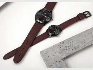 Detail der TOMI Pärchenuhren mit braunen Lederarmbändern und Tag-Datum-Anzeige