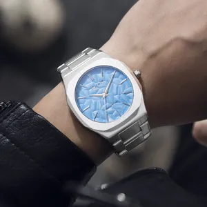 Gros plan de la montre à quartz BESTWIN pour hommes avec cadran bleu gaufré au poignet