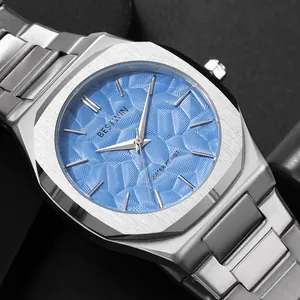 Gros plan du cadran bleu embossé d'une montre à quartz BESTWIN argentée pour hommes