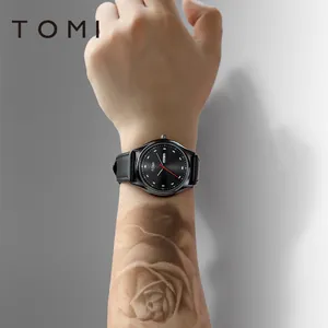 Minimalistische TOMI Modeuhr mit schwarzem Lederarmband und doppelter Datumsanzeige
