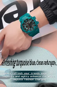 Vista dettagliata dell'orologio sportivo SANDA da uomo in blu turchese al polso maschile