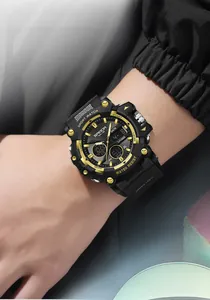 Dettaglio dell'orologio sportivo SAMDA nero e oro con visualizzazione digitale doppia