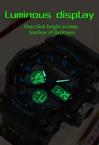 Primo piano dell'orologio SAMDA con display luminoso verde brillante nell'oscurità