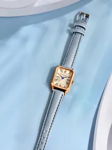Détail de la montre rétro LUCKYFOX pour femme avec un bracelet en cuir bleu clair élégant
