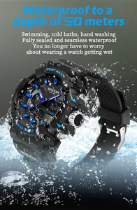 Primo piano dell'orologio sportivo Sanda impermeabile tra spruzzi d'acqua a 50m