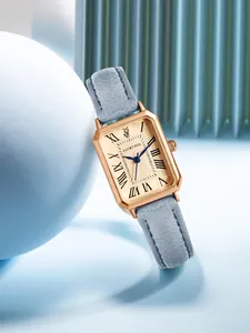 Détail de la montre vintage LUCKYFOX avec bracelet en cuir bleu et son cadran doré