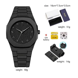 Detailansicht minimalistische schwarze Quarzuhr mit Silikonarmband und arabischen Ziffern