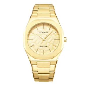 Montre à quartz dorée de luxe pour hommes avec cadran à motif relief sophistiqué.