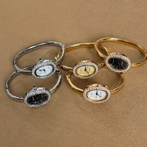 Detailansicht luxuriöser ovaler Armreifuhren mit Strass-Lünette in Gold und Silber