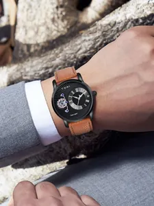 Primo piano di un orologio al quarzo da uomo TOMI con cinturino in pelle marrone