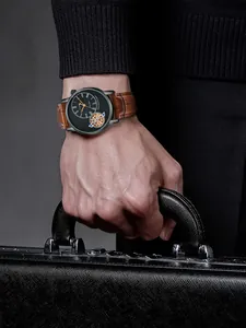 Dettaglio ravvicinato dell'orologio al quarzo TOMI da uomo con cinturino in pelle
