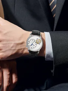 Orologio business TOMI da uomo con quadrante bianco e cinturino in pelle nera indossato al polso