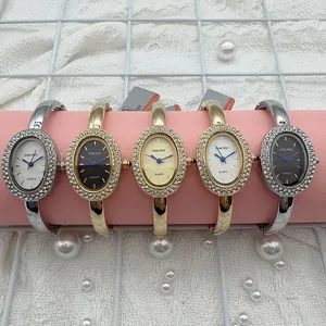 Detailansicht von fünf luxuriösen Vintage-Armbanduhren mit ovalen Strasssteinen in Gold und Silber