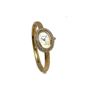 Elegante goldfarbene Damen-Armreif-Uhr mit ovalem Gehäuse und Kristallverzierung