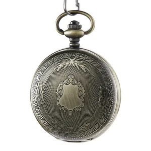 Detailansicht der Rückseite einer antiken bronzenen gravierten Taschenuhr Geschenk