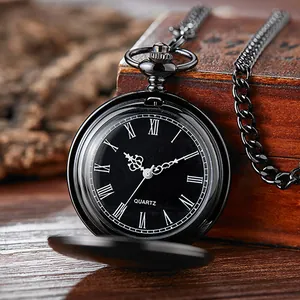 Detailansicht einer schwarzen Vintage-Taschenuhr mit römischen Ziffern auf Holz