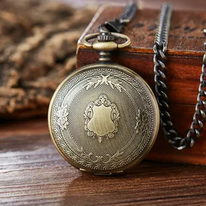 Nahaufnahme der Vintage-Bronzetaschenuhr mit aufwendigen floralen Schnitzmustern
