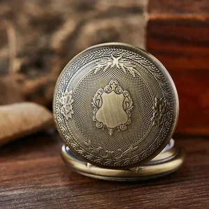 Detailansicht einer antiken Bronze-Taschenuhr mit feinen floralen Schnitzereien