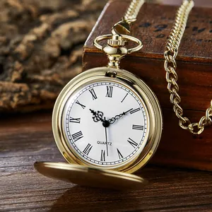 Nahaufnahme einer alten goldenen Taschenuhr mit römischen Ziffern auf einer Holzschachtel
