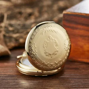 Detailansicht der komplizierten klassischen Gravur auf dem Deckel einer goldenen Taschenuhr.