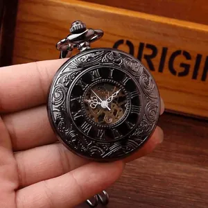 Gedetailleerde opname van een vintage zwarte zakhorloge met Romeinse wijzerplaat