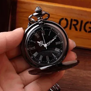 Detailopname van een vintage zwart zakhorloge met een klassieke Romeinse wijzerplaat.