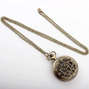 Antike Bronze-Taschenuhr mit hohlem DAD-Design und einer passenden langen Halskette