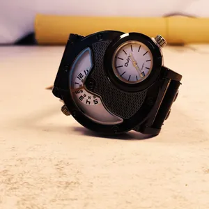 Reloj de cuarzo Oulm para hombre con esfera doble de gran tamaño y correa de lona negra elegante