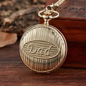 Detailansicht der "Dad"-Gravur und der gestreiften Textur der goldenen Vintage-Taschenuhr.