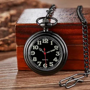 Detailopname van een klassiek zwart vintage kwartszakhorloge met bijpassende metalen ketting