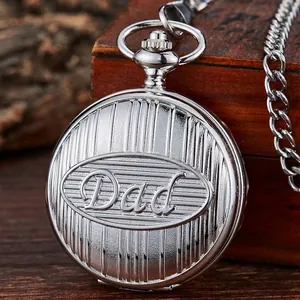Nahaufnahme einer silbernen Vintage-Taschenuhr mit Dad-Gravur und vertikaler Textur.