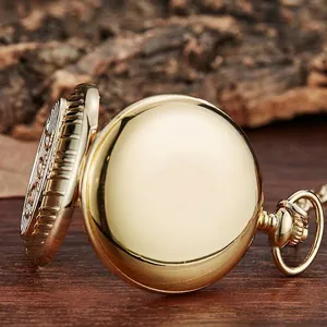 Detailaufnahme der goldenen Vintage-Taschenuhr mit DAD-Gravur und Klappdeckel