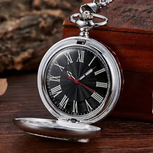 Detailansicht einer offenen silbernen Taschenuhr im Vintage-Stil mit römischem Zifferblatt