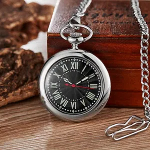 Detailweergave van een zilveren kwarts zakhorloge met Romeinse cijfers op zwarte wijzerplaat