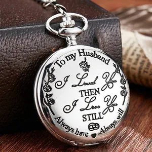 Nahaufnahme einer Vintage-Taschenuhr mit romantischer Gravur für Ehemänner