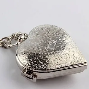 Colgante de reloj de bolsillo retro plateado con forma de corazón y grabado floral